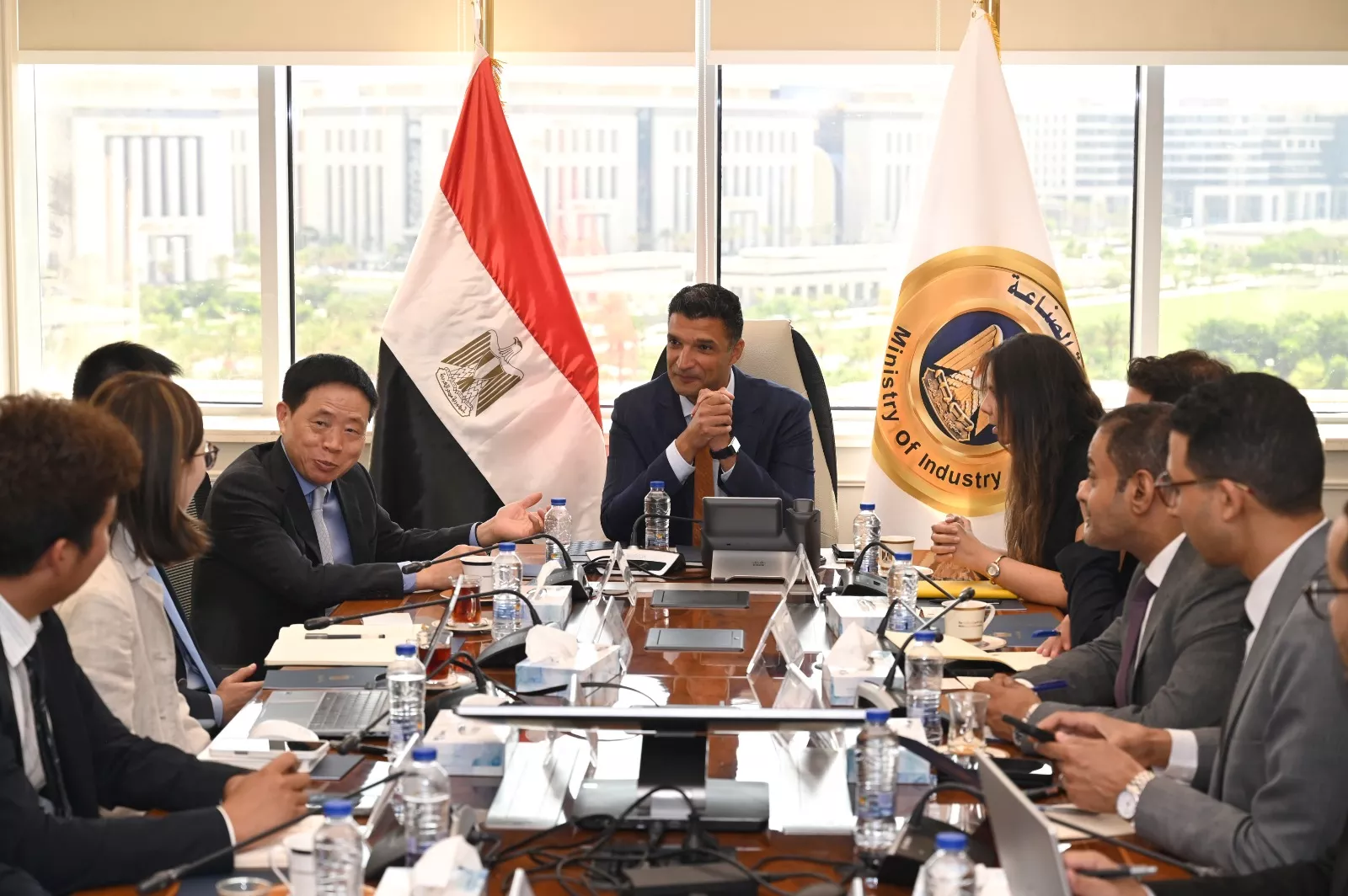 وزير الصناعة يلتقي وفد مجموعة كينجدوم الصينية لخيوط الكتان