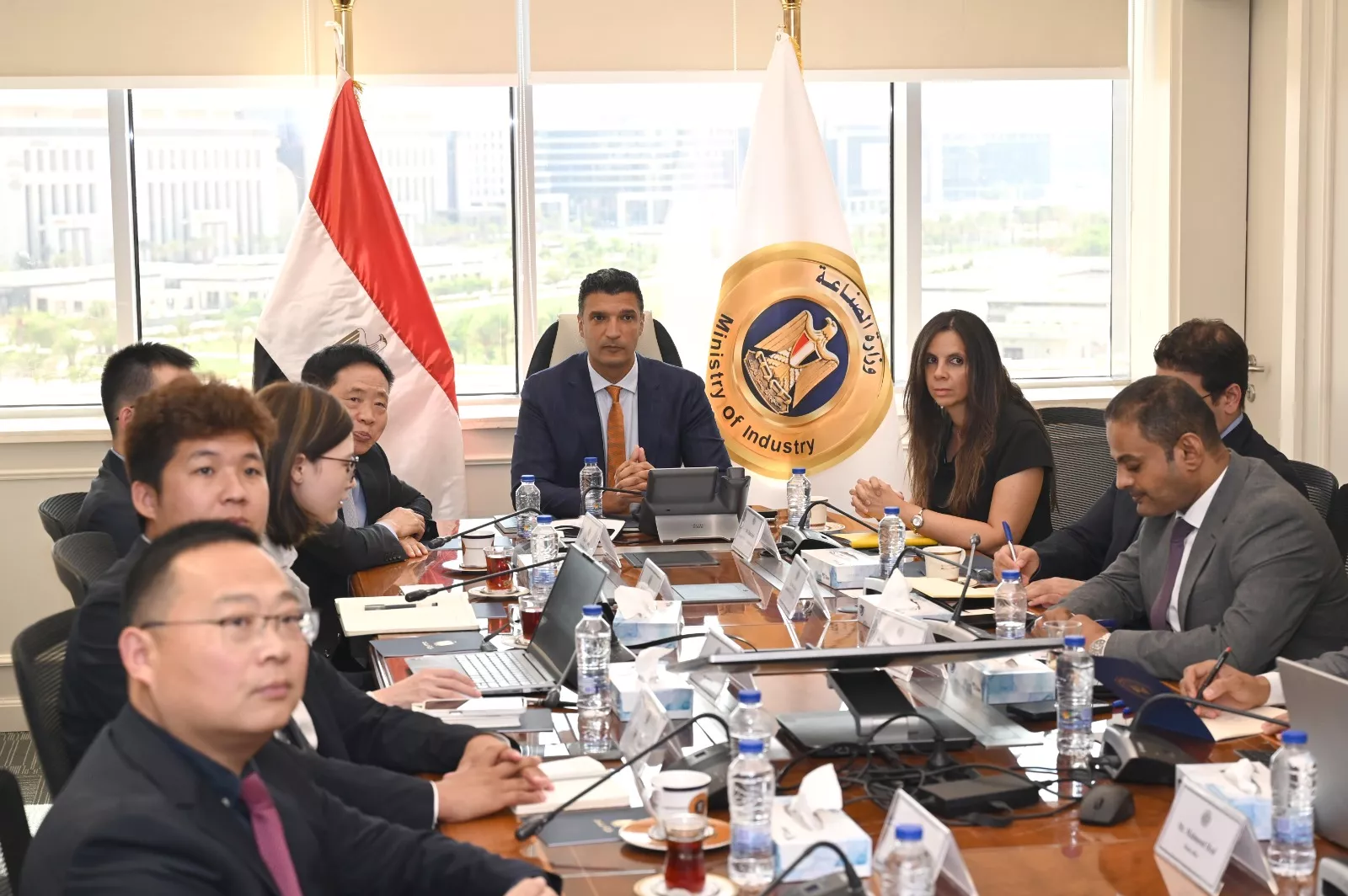 وزير الصناعة يلتقي وفد مجموعة كينجدوم الصينية لخيوط الكتان