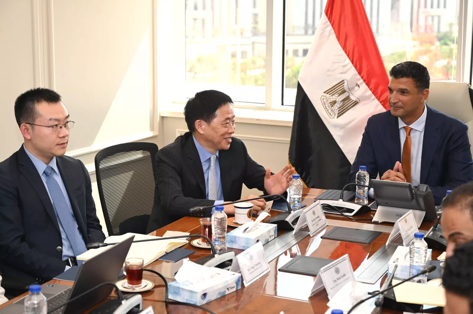 وزير الصناعة يلتقي وفد مجموعة كينجدوم الصينية لخيوط الكتان