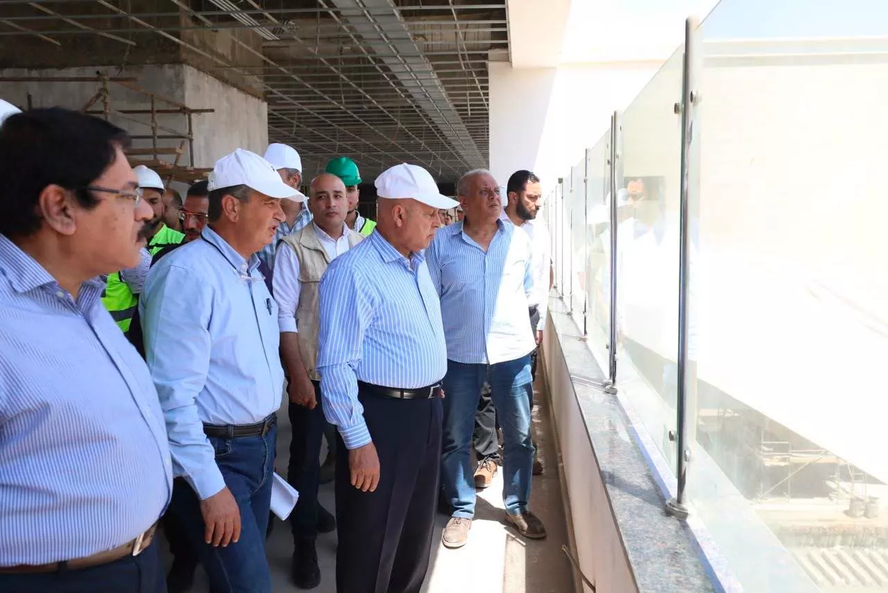 وزير النقل يتفقد الخط الأول للقطار الكهربائي السريع