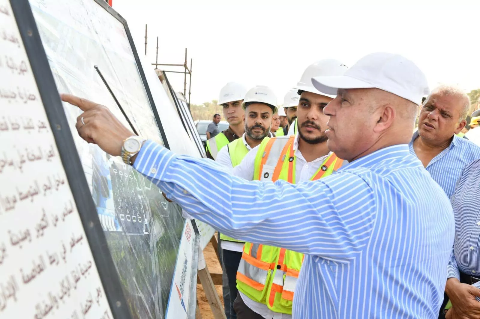 وزير النقل يتفقد الخط الأول للقطار الكهربائي السريع