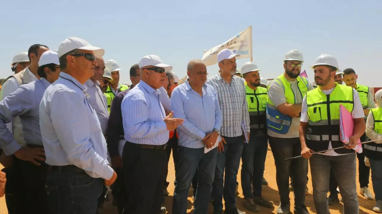 وزير النقل يتفقد الخط الأول للقطار الكهربائي السريع