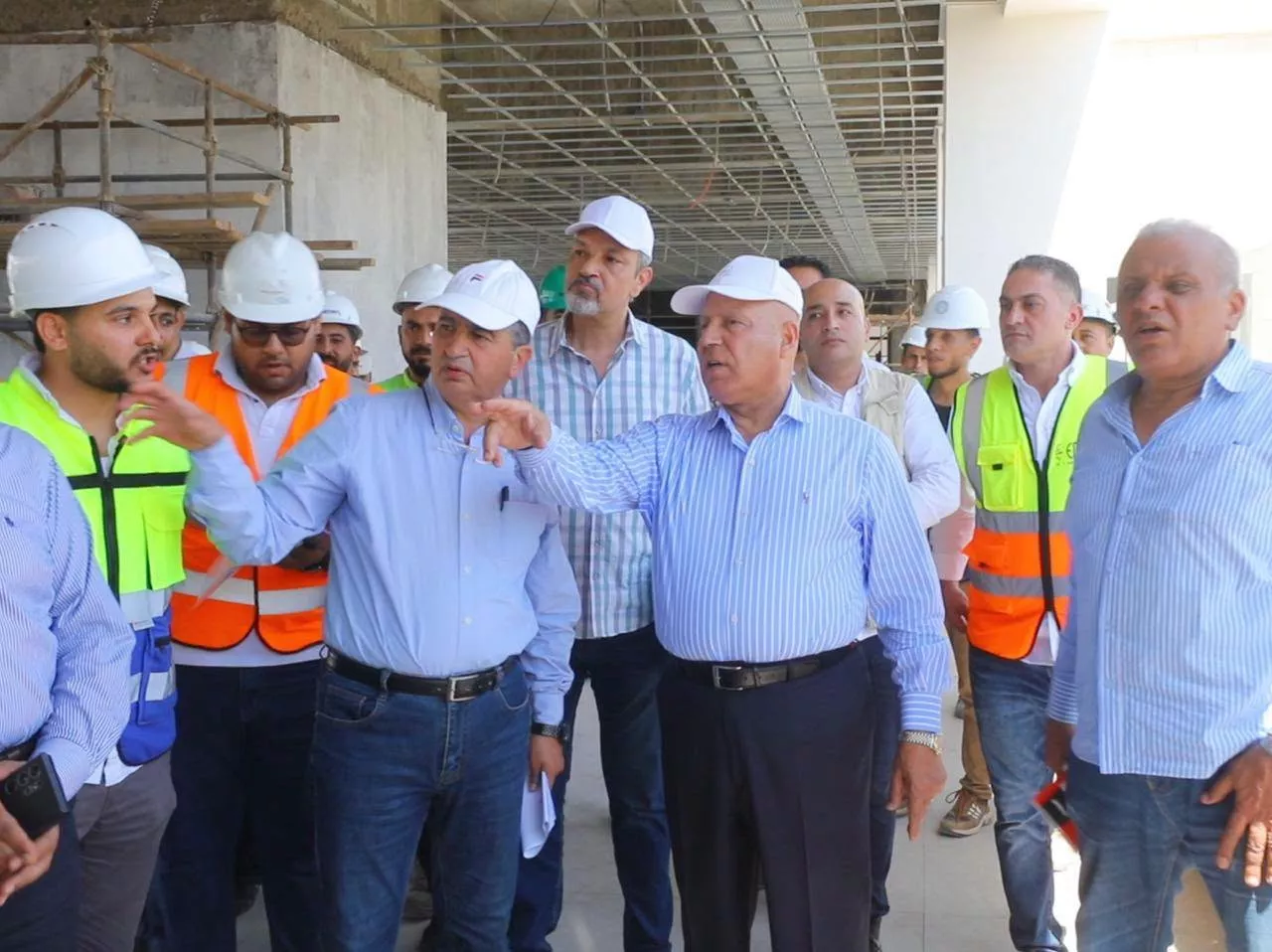 وزير النقل يتفقد الخط الأول للقطار الكهربائي السريع