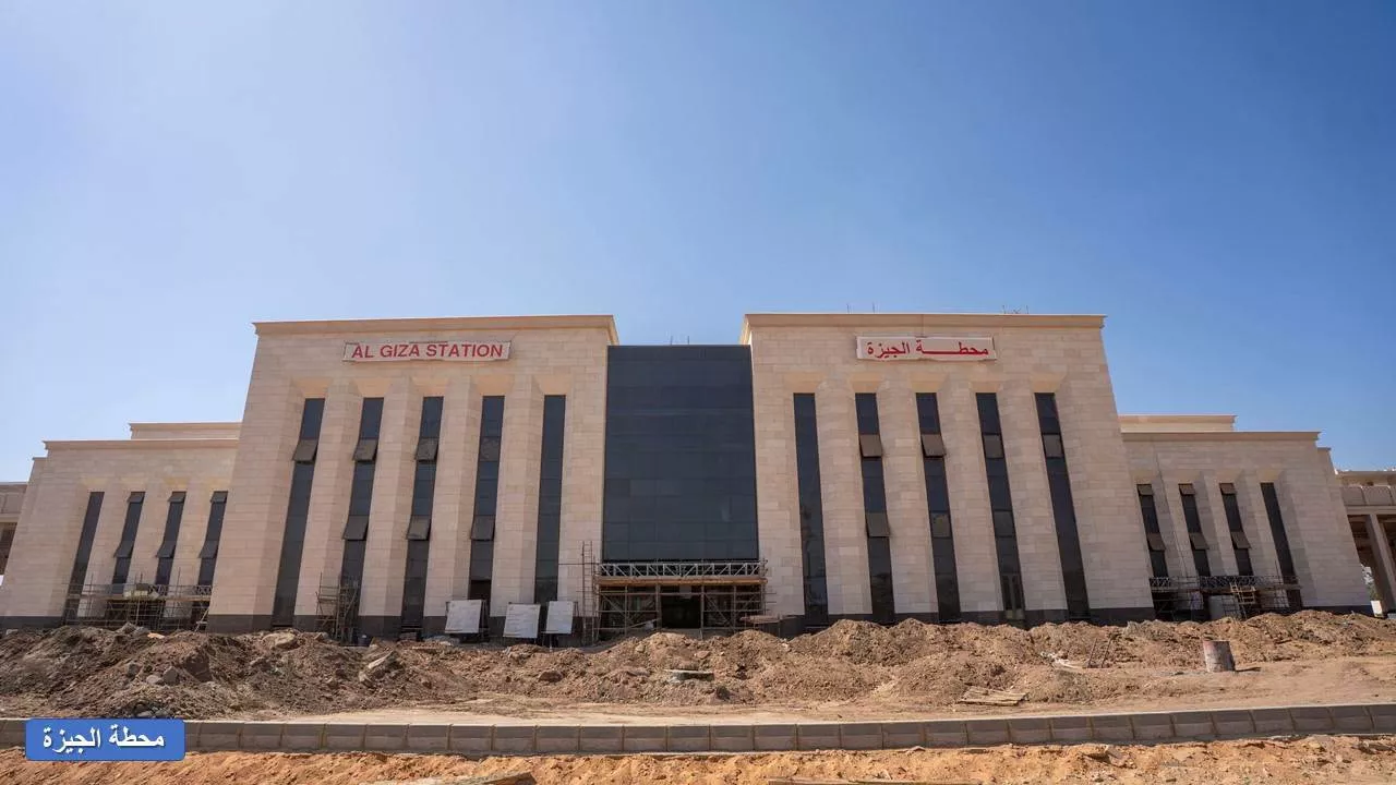وزير النقل يتفقد الخط الأول للقطار الكهربائي السريع