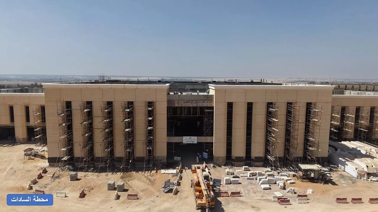 وزير النقل يتفقد الخط الأول للقطار الكهربائي السريع