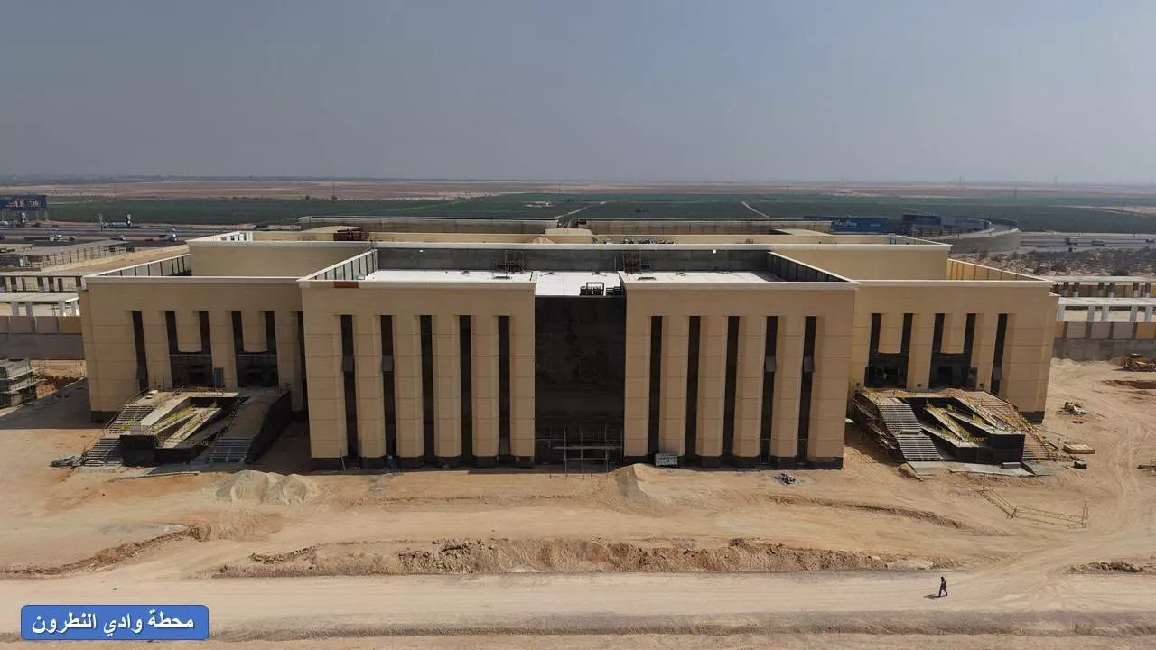 وزير النقل يتفقد الخط الأول للقطار الكهربائي السريع