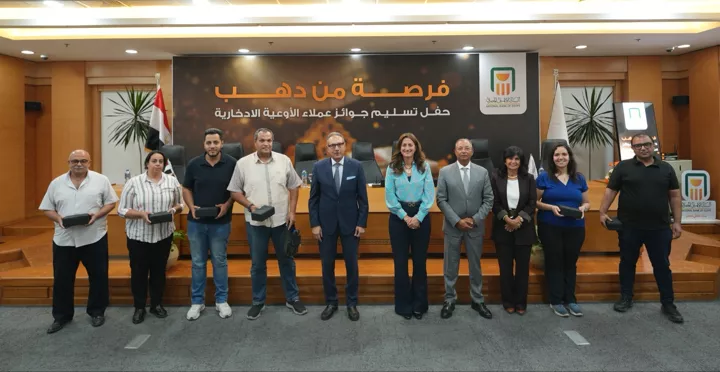 البنك الاهلي يسلم الجوائز للعملاء الفائزين بحملة فرصة من دهب