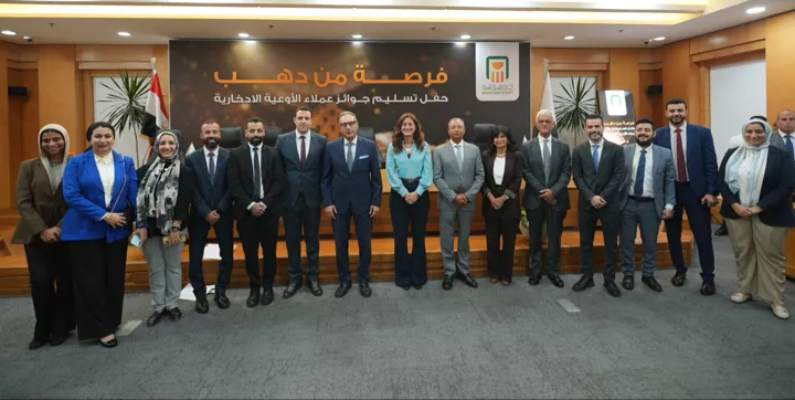 البنك الاهلي يسلم الجوائز للعملاء الفائزين بحملة فرصة من دهب