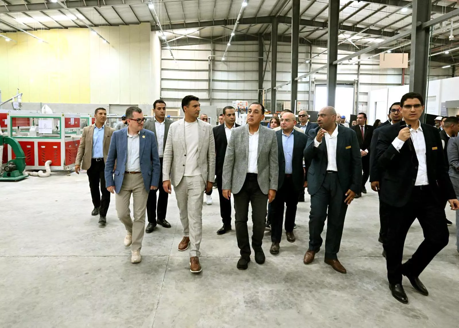 رئيس الوزراء يفتتح المرحلة الأولى من مصنع ديزاينى دورز
