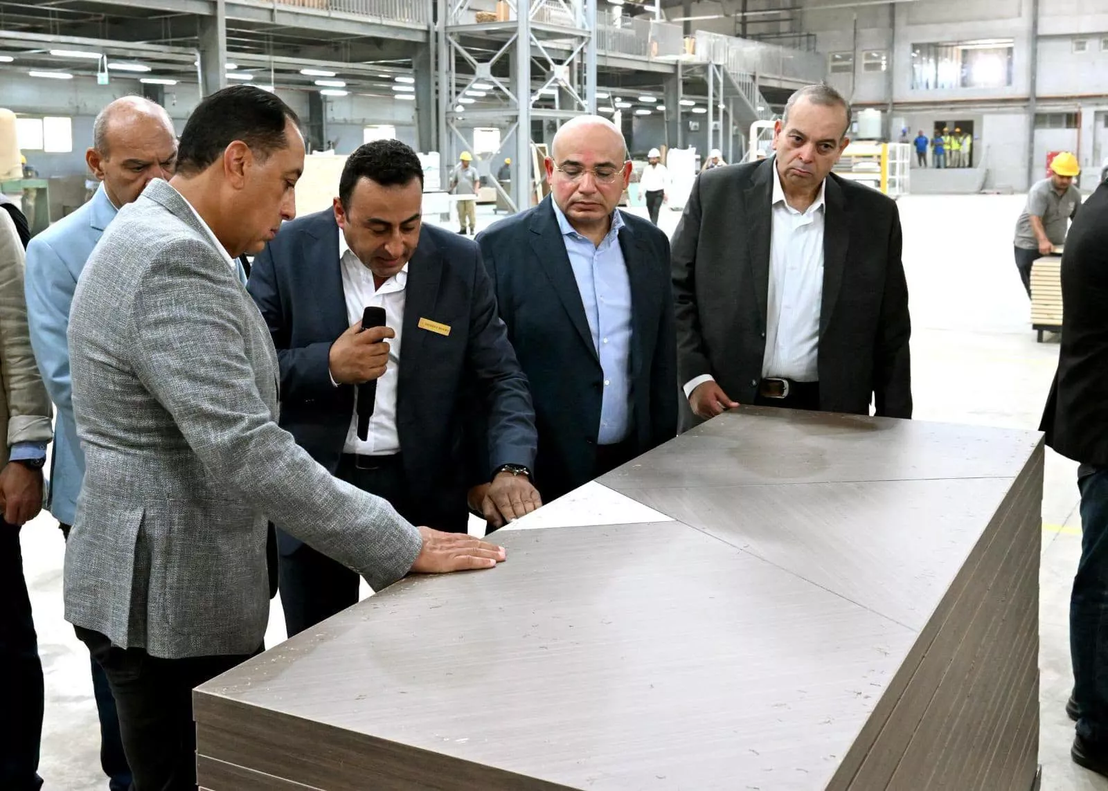 رئيس الوزراء يفتتح المرحلة الأولى من مصنع ديزاينى دورز