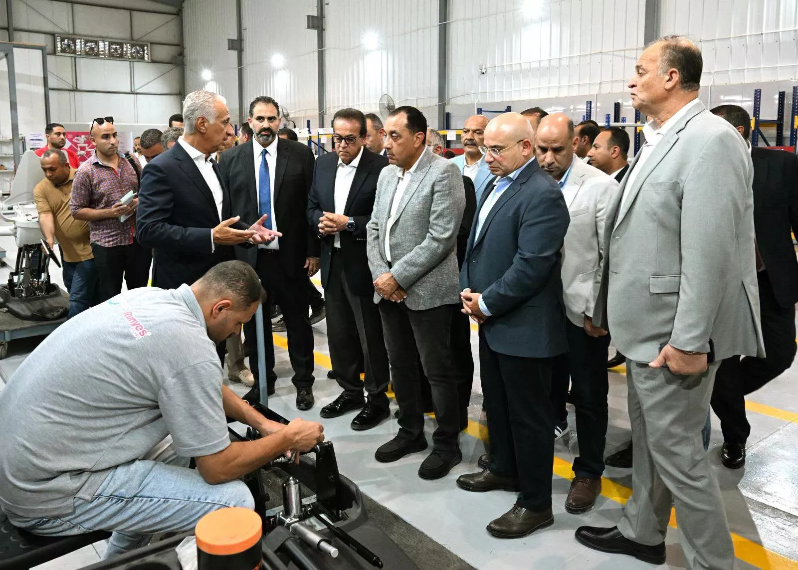 رئيس الوزراء يفتتح مصنعي تكنوفيجن لتجهيز سيارات الإسعاف