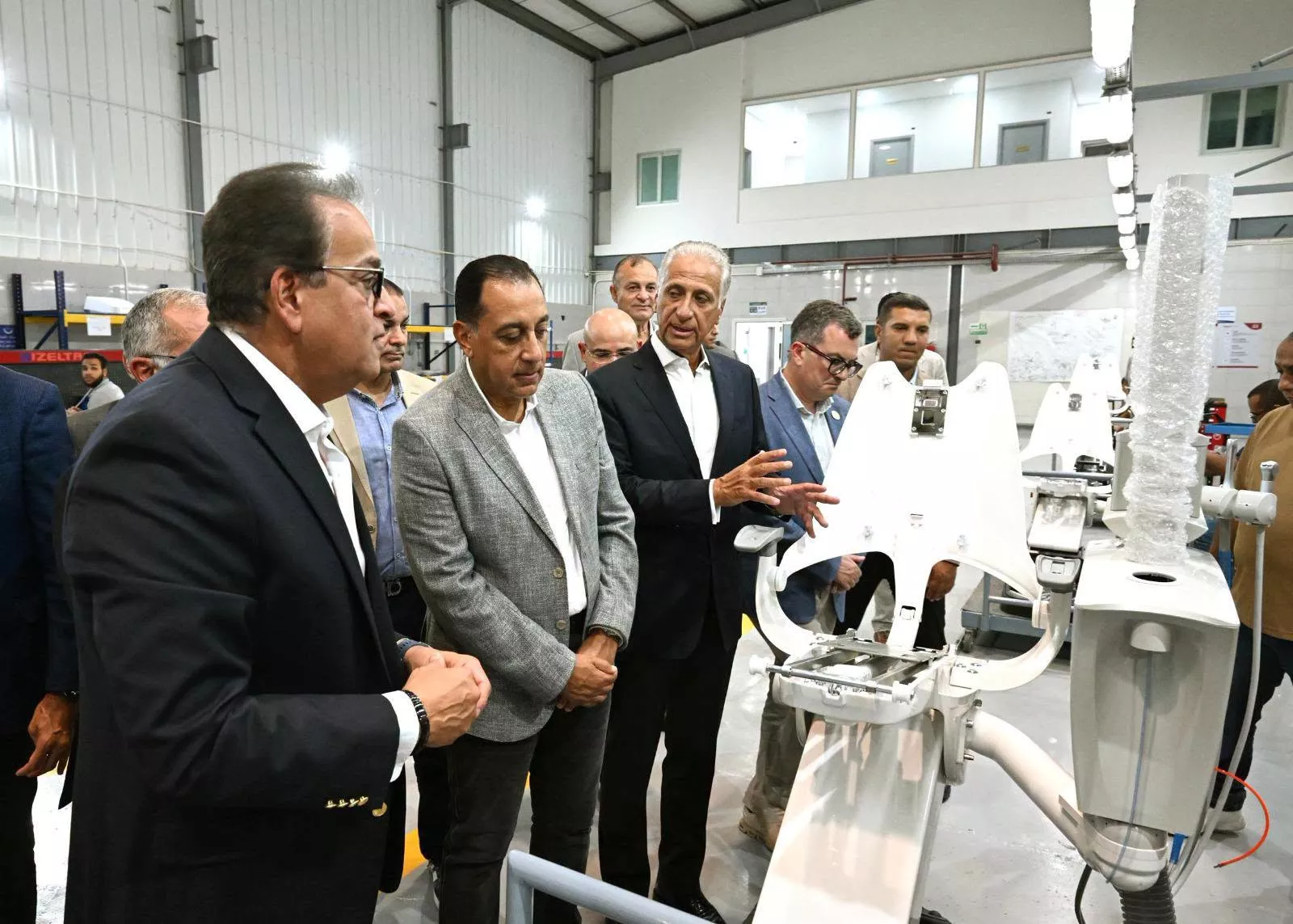 رئيس الوزراء يفتتح مصنعي تكنوفيجن لتجهيز سيارات الإسعاف