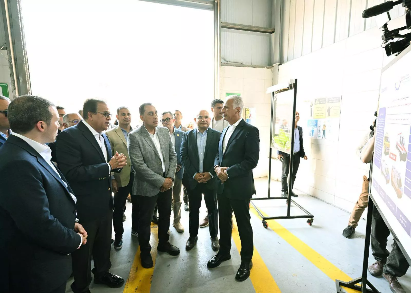 رئيس الوزراء يفتتح مصنعي تكنوفيجن لتجهيز سيارات الإسعاف
