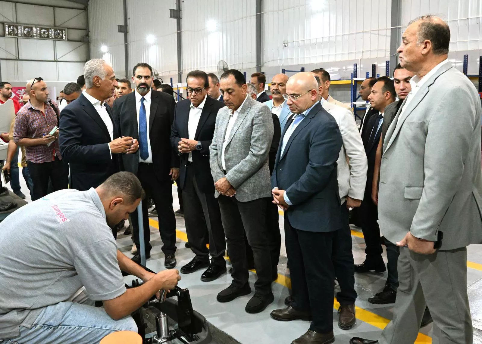 رئيس الوزراء يفتتح مصنعي تكنوفيجن لتجهيز سيارات الإسعاف