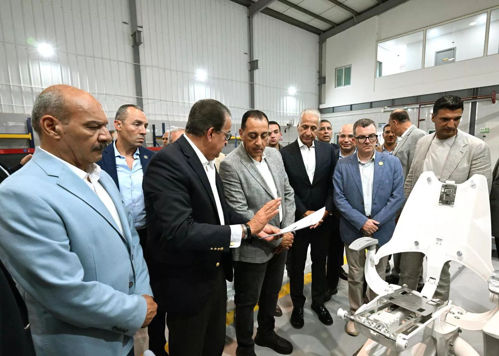 رئيس الوزراء يفتتح مصنعي تكنوفيجن لتجهيز سيارات الإسعاف