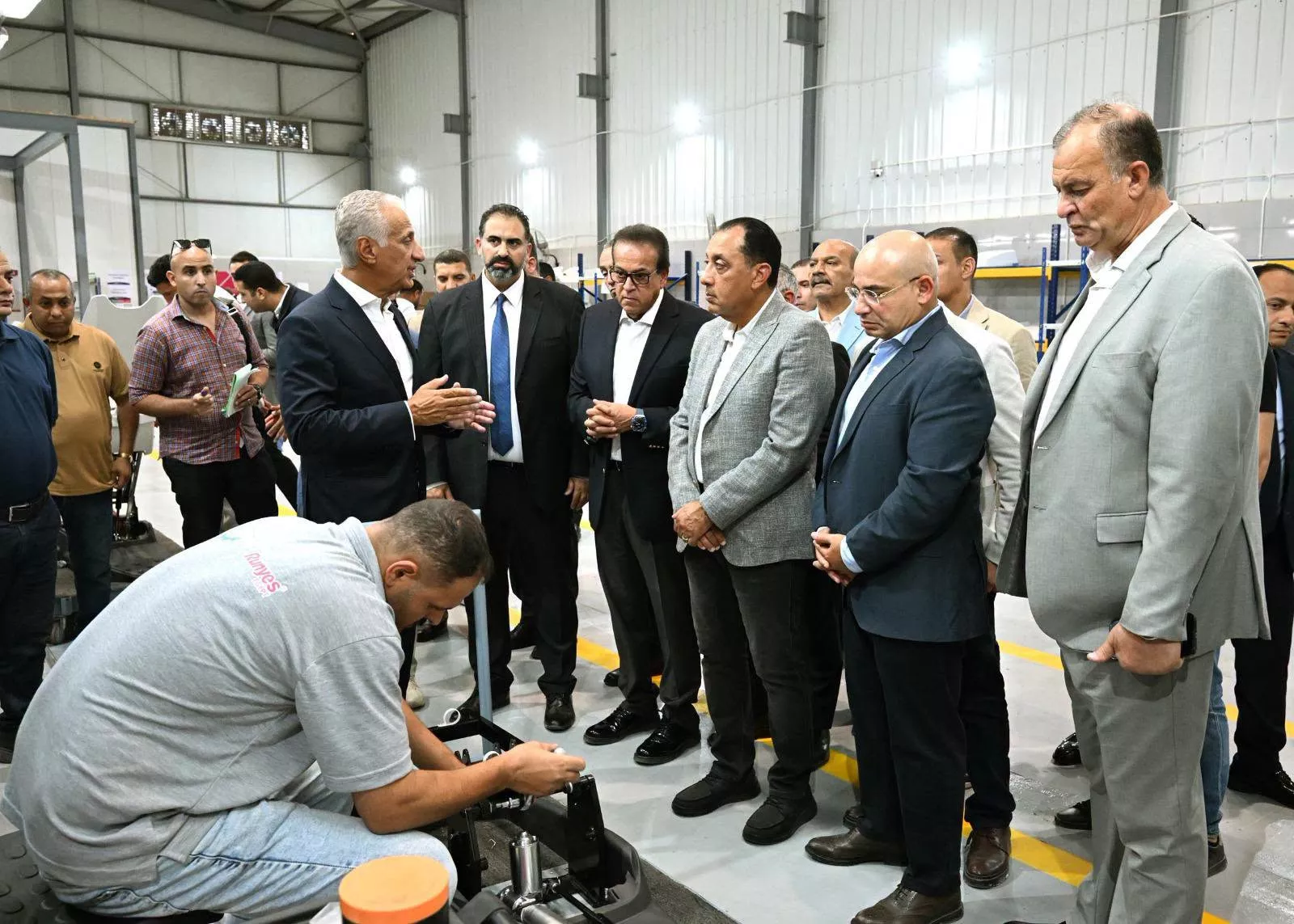 رئيس الوزراء يفتتح مصنعي تكنوفيجن لتجهيز سيارات الإسعاف