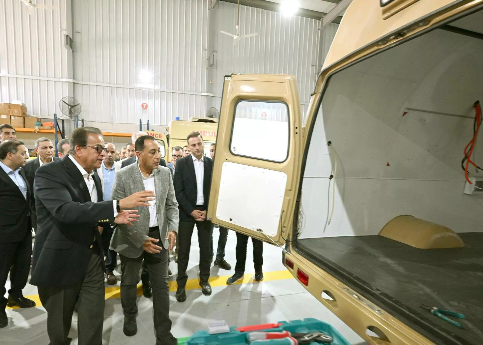 رئيس الوزراء يفتتح مصنعي تكنوفيجن لتجهيز سيارات الإسعاف
