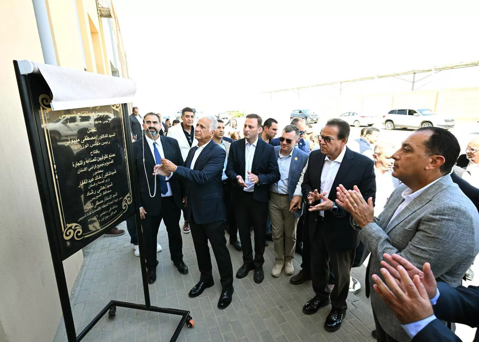 رئيس الوزراء يفتتح مصنعي تكنوفيجن لتجهيز سيارات الإسعاف