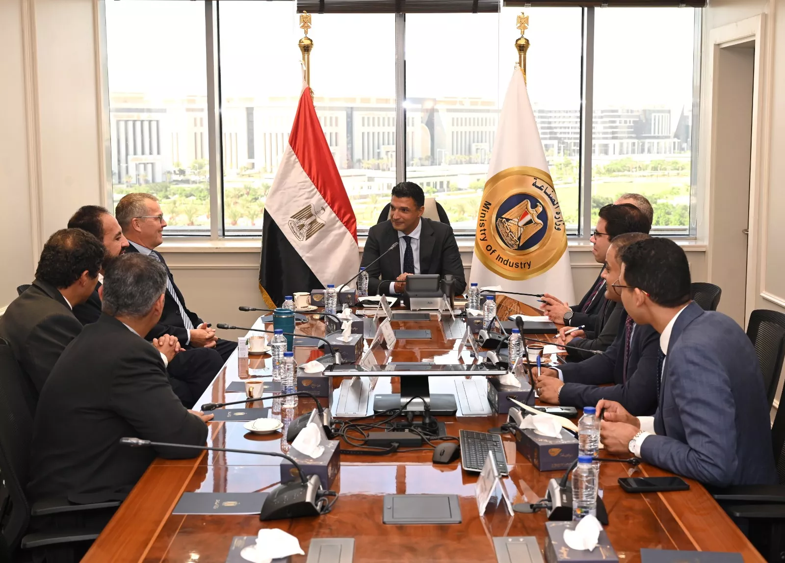 وزير الصناعة يجتمع مع الرئيس التنفيذي لشركة كيكيلا بي في بي