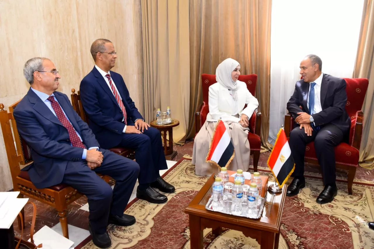 وزير الخارجية يلتقي نظيرته اليمنية