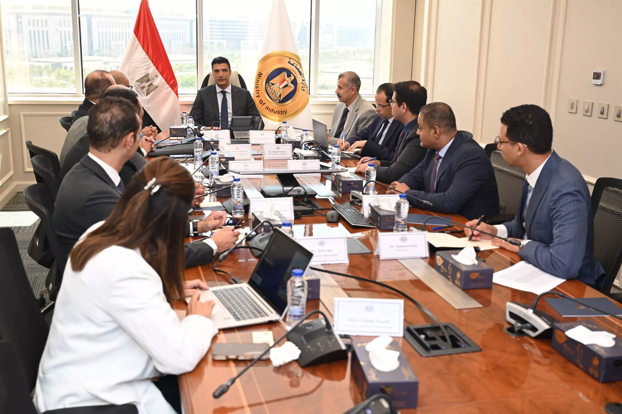وزير الصناعة يجتمع مع ممثلي شركة بيتي مصر للصناعات الغذائية