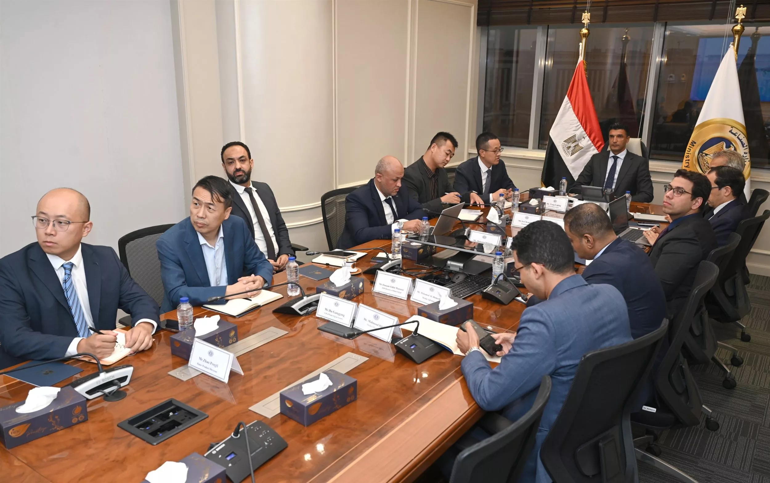 وزير الصناعة يجتمع مع ممثلي شركة هاير مصر للأجهزة الكهربائية