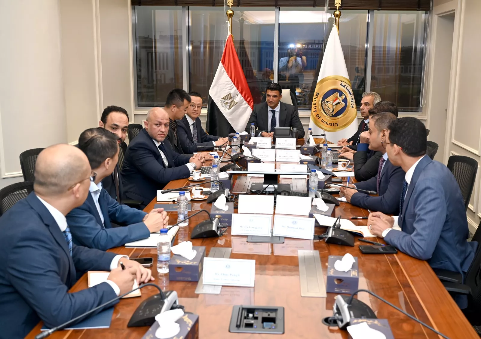 وزير الصناعة يجتمع مع ممثلي شركة هاير مصر للأجهزة الكهربائية