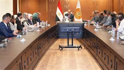وزير العمل يمنح شركات إلحاق العمالة بالخارج مهلة 6 أشهر لتوفيق الأوضاع