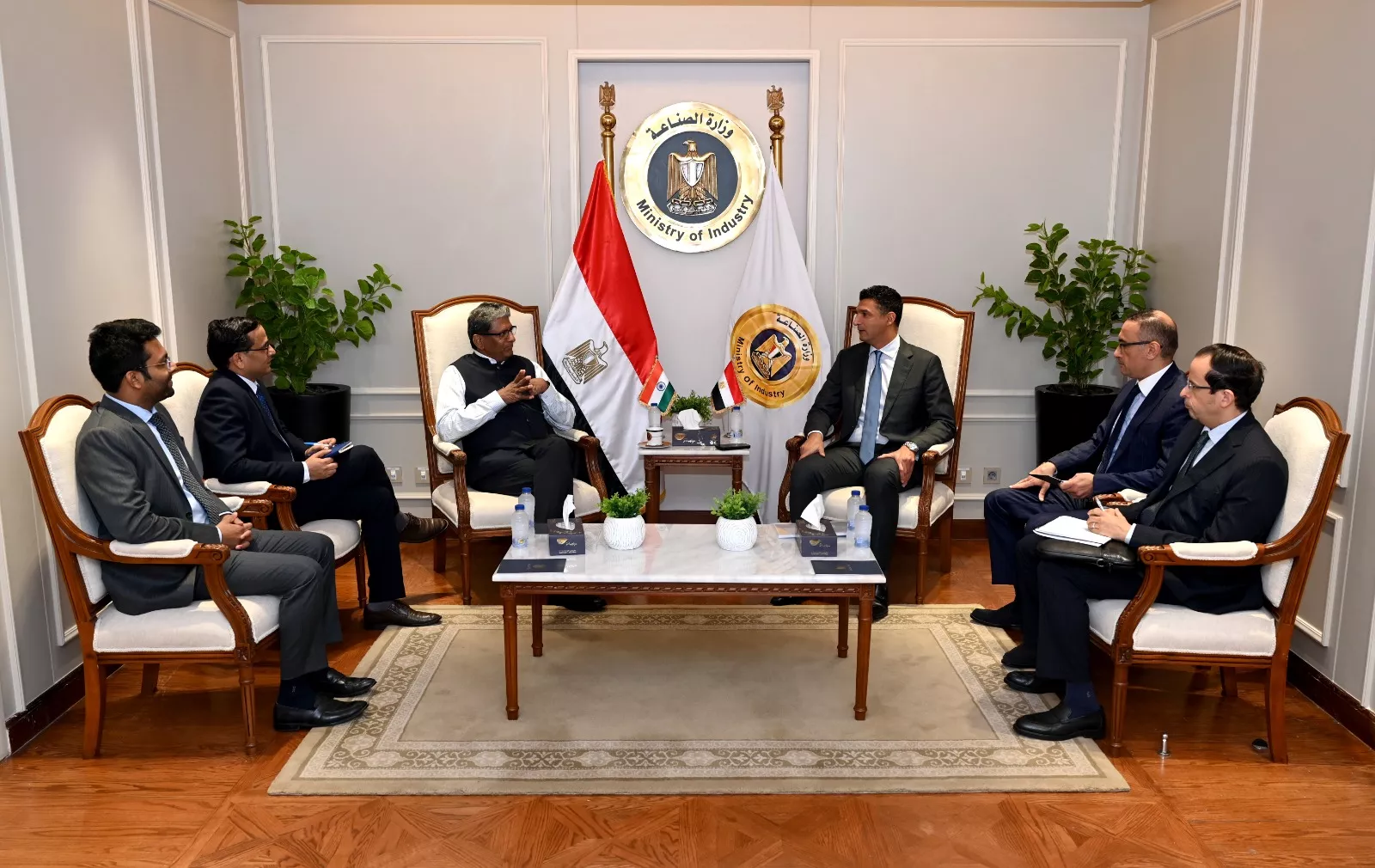 وزير الصناعة يجتمع مع سفير الهند