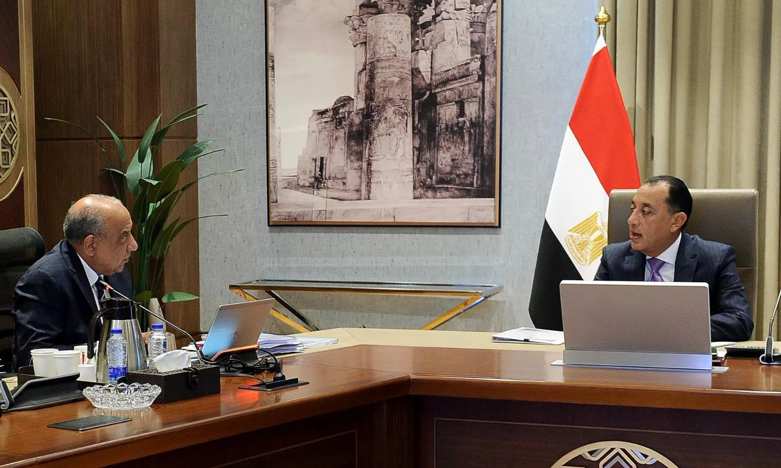 رئيس الوزراء يجتمع مع وزير الكهرباء
