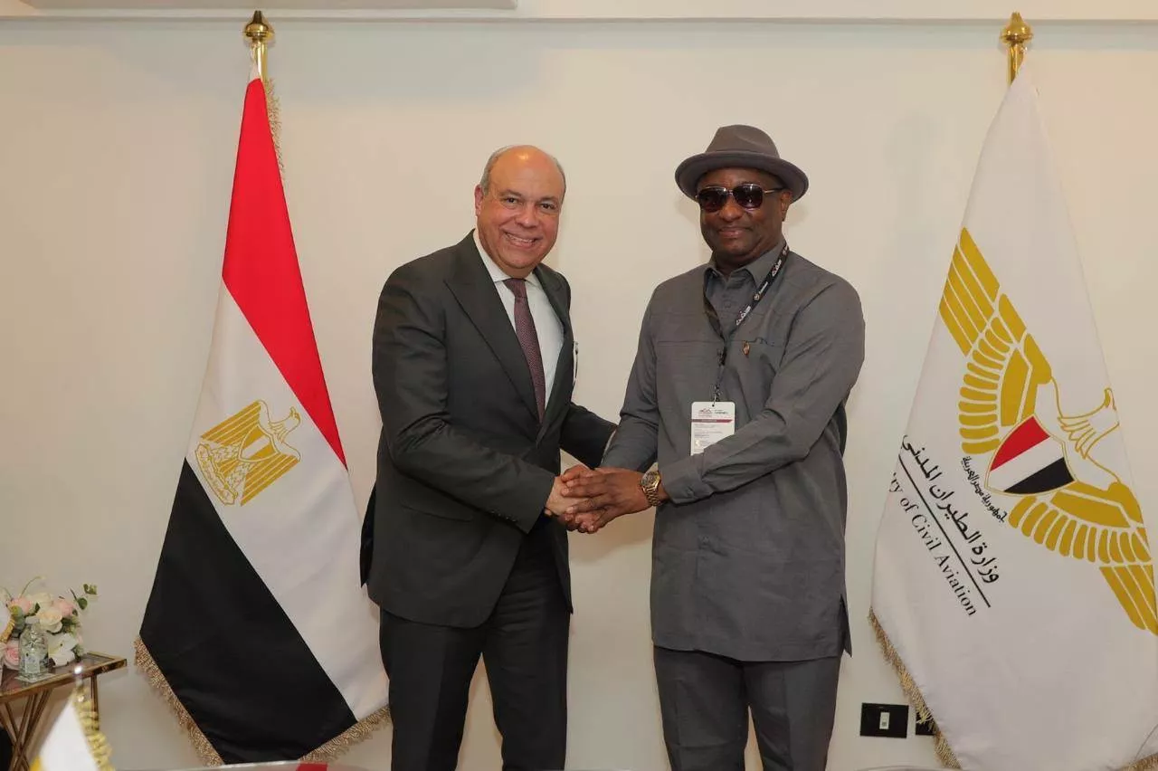 وزير الطيران يلتقي وزير الطيران والفضاء النيجيري