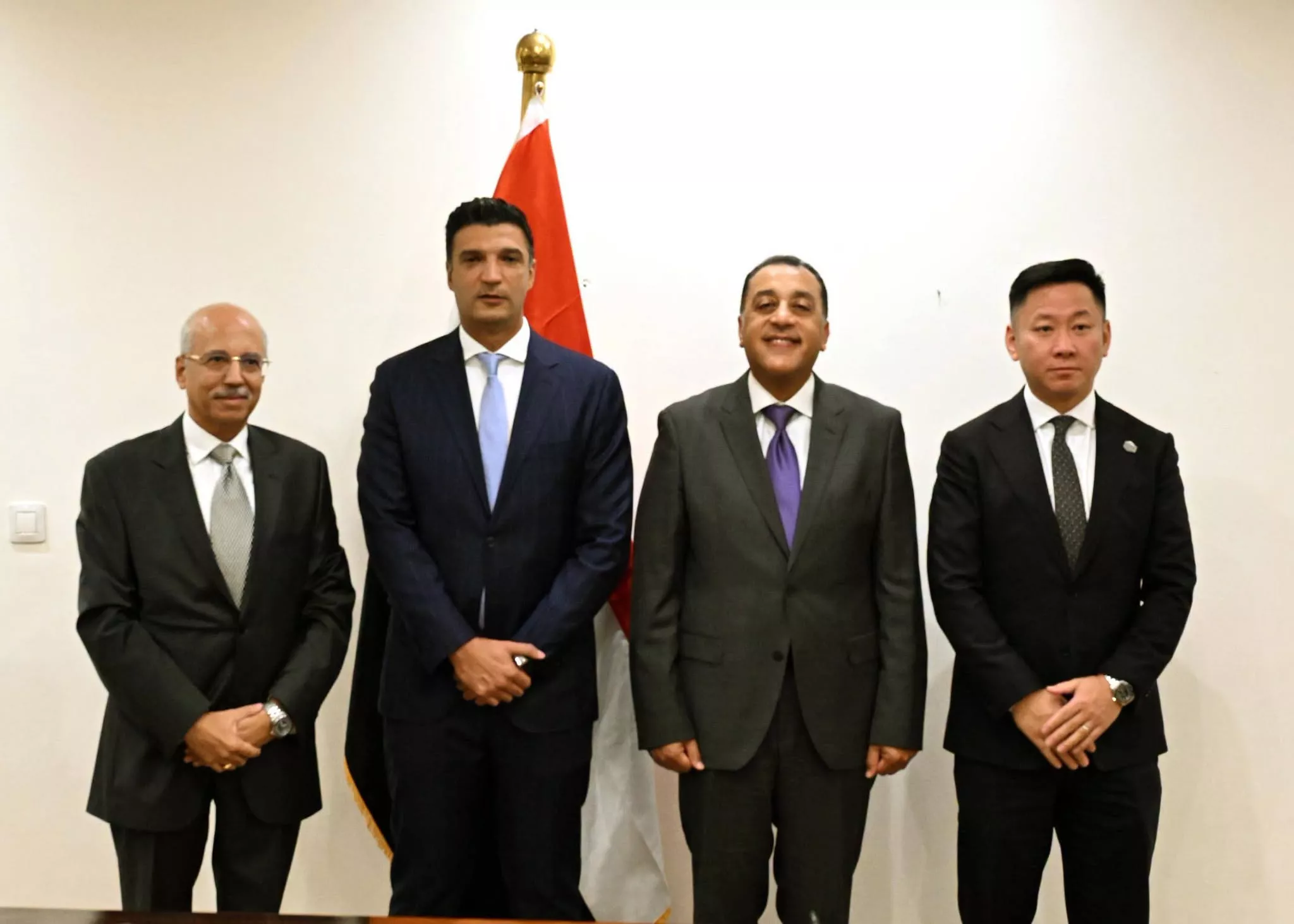 رئيس الوزراء يشهد مراسم توقيع عقد إنشاء مصنع لإنتاج البطاريات الكهربائية