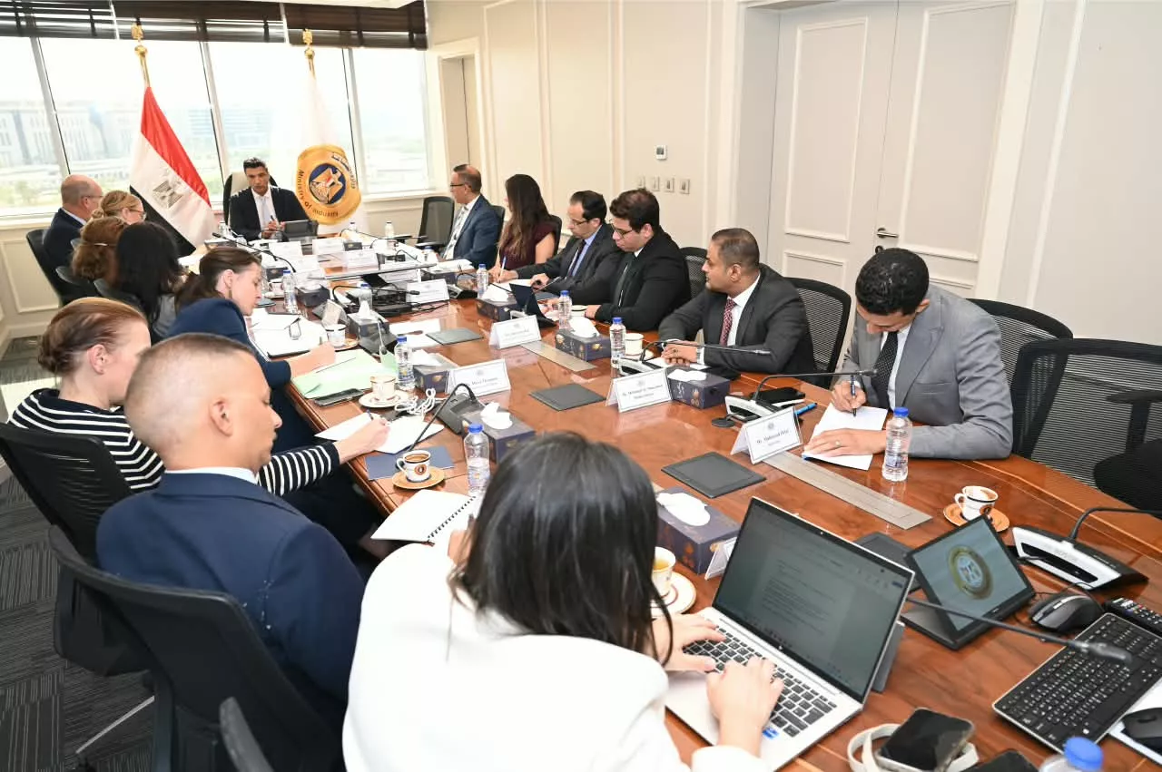 وزير الصناعة يجتمع مع وفد البنك الأوروبي لإعادة الإعمار والتنمية 