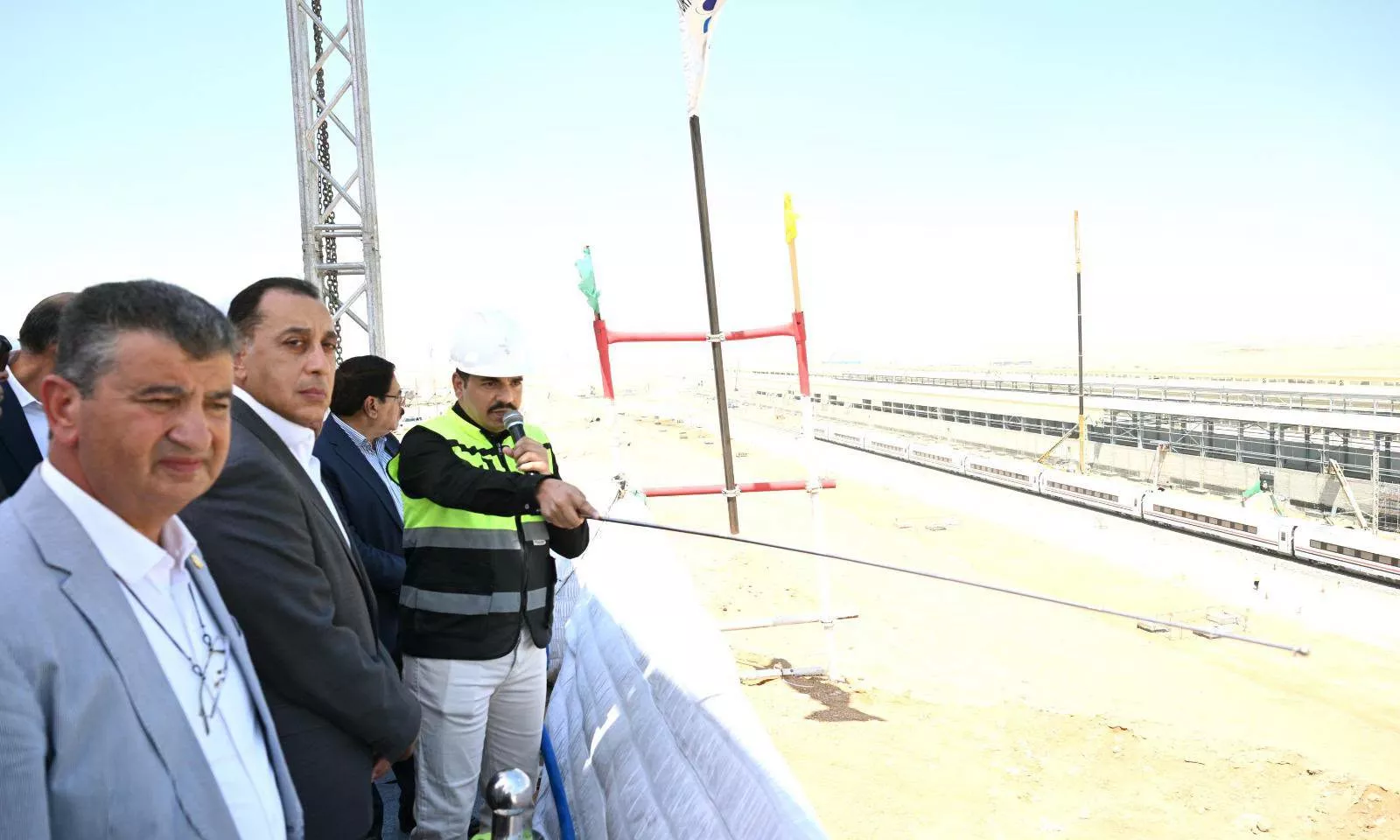 رئيس الوزراء يتفقد مشروع الخط الأول من شبكة القطار الكهربائي
