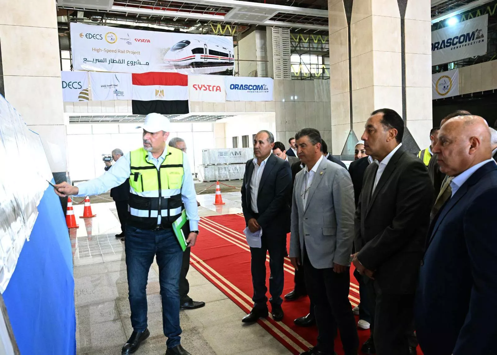 رئيس الوزراء يتفقد مشروع الخط الأول من شبكة القطار الكهربائي