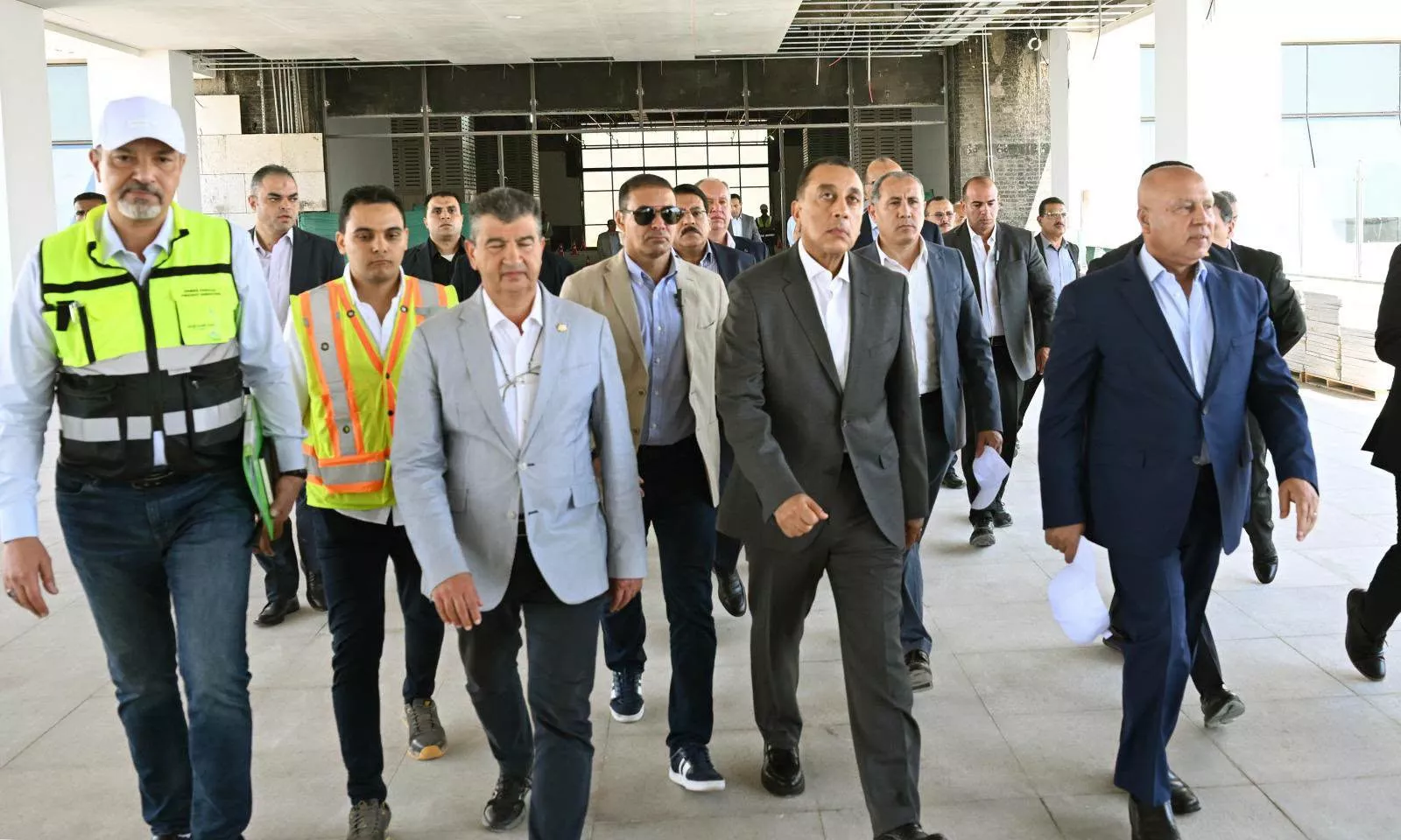 رئيس الوزراء يتفقد مشروع الخط الأول من شبكة القطار الكهربائي
