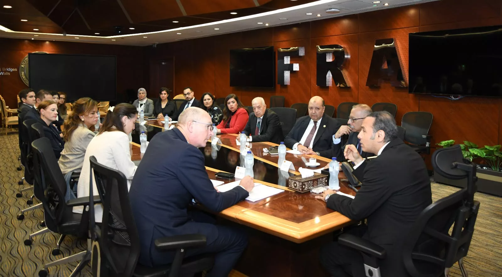 رئيس هيئة الرقابة المالية مع نائب رئيس البنك الأوروبي لإعادة الإعمار