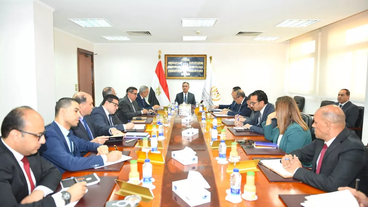وزير التموين يترأس غرفة عمليات متابعة تنفيذ مبادرة خفض أسعار السلع