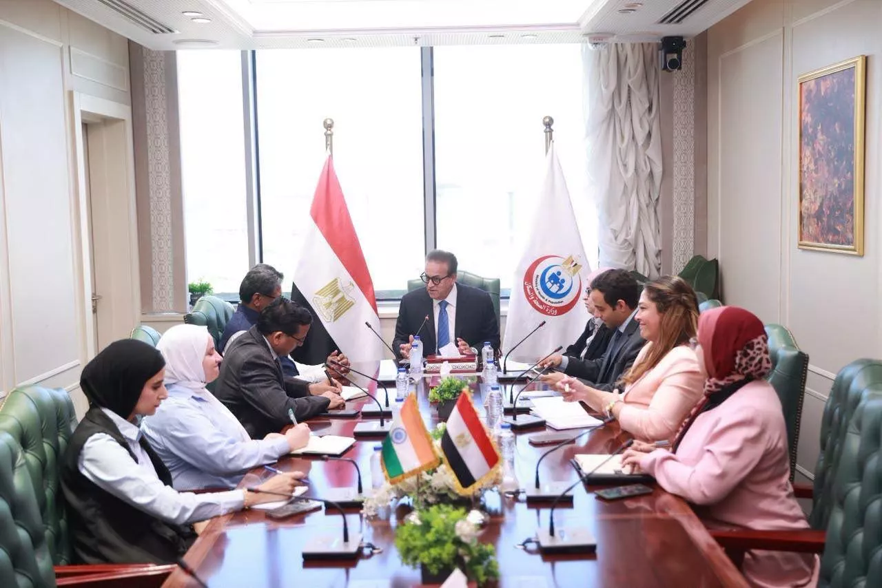 وزير الصحة يجتمع مع السفير الهندي