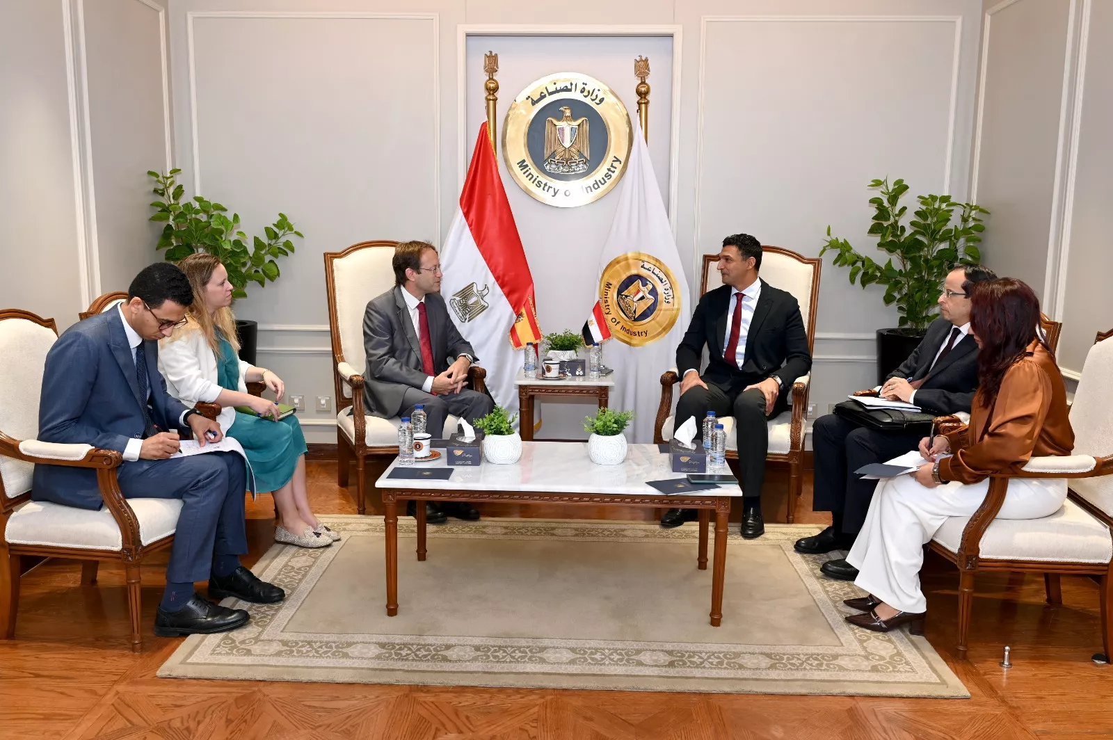 وزير الصناعة يجتمع مع سفير إسبانيا