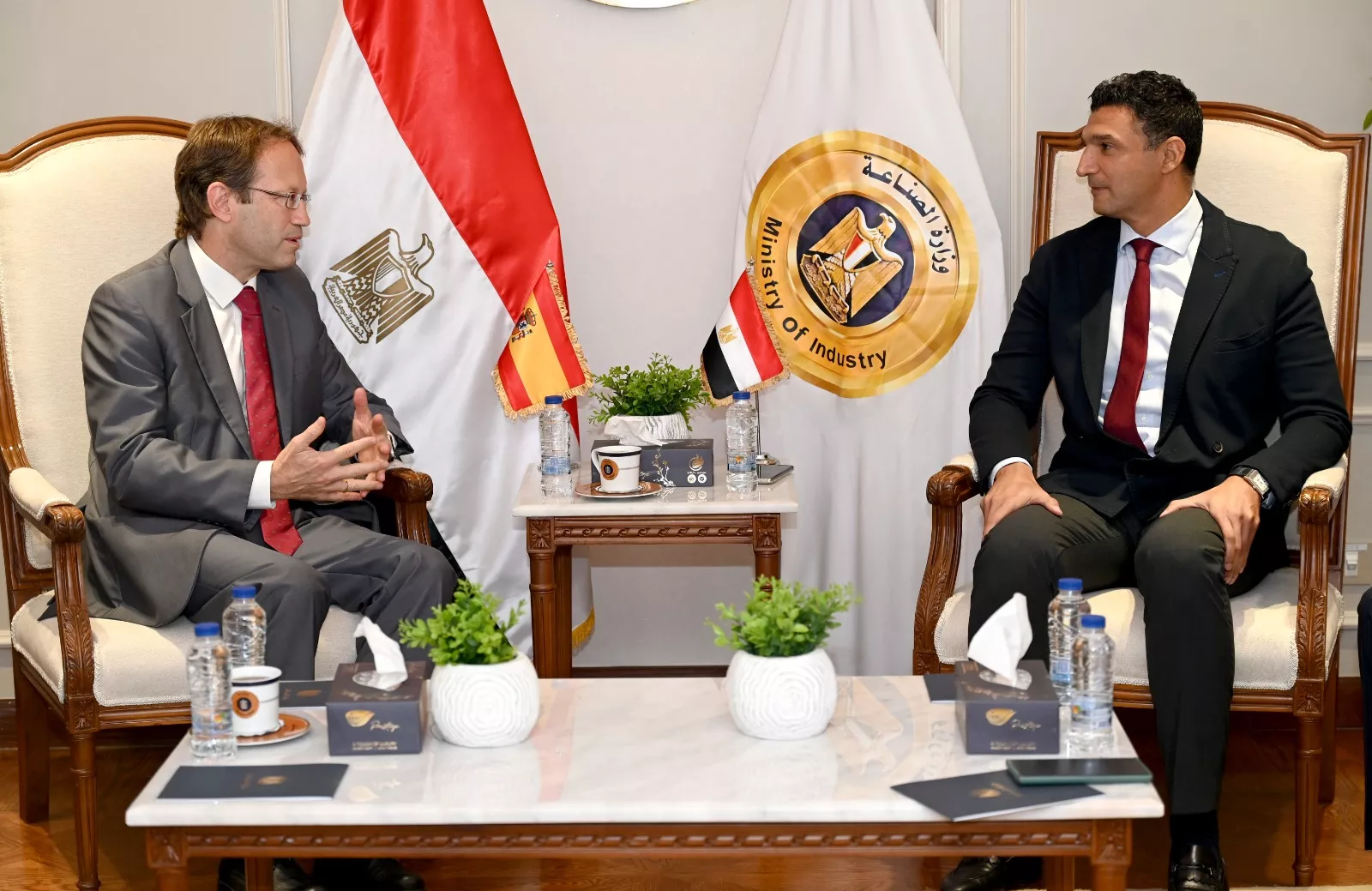 وزير الصناعة يجتمع مع سفير إسبانيا