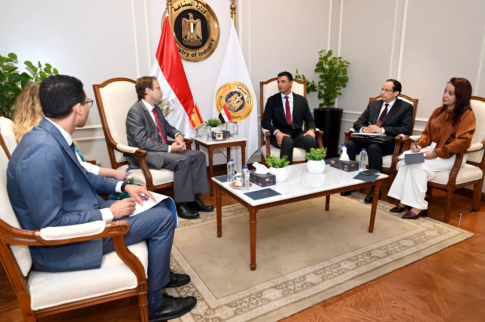 وزير الصناعة يجتمع مع سفير إسبانيا