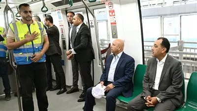رئيس الوزراء يتابع جاهزية تشغيل مشروع مونوريل غرب النيل