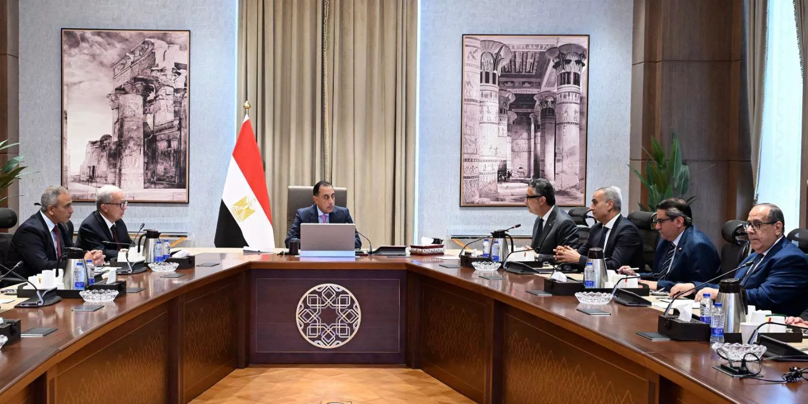 رئيس الوزراء يتابع جهود توفير السلع