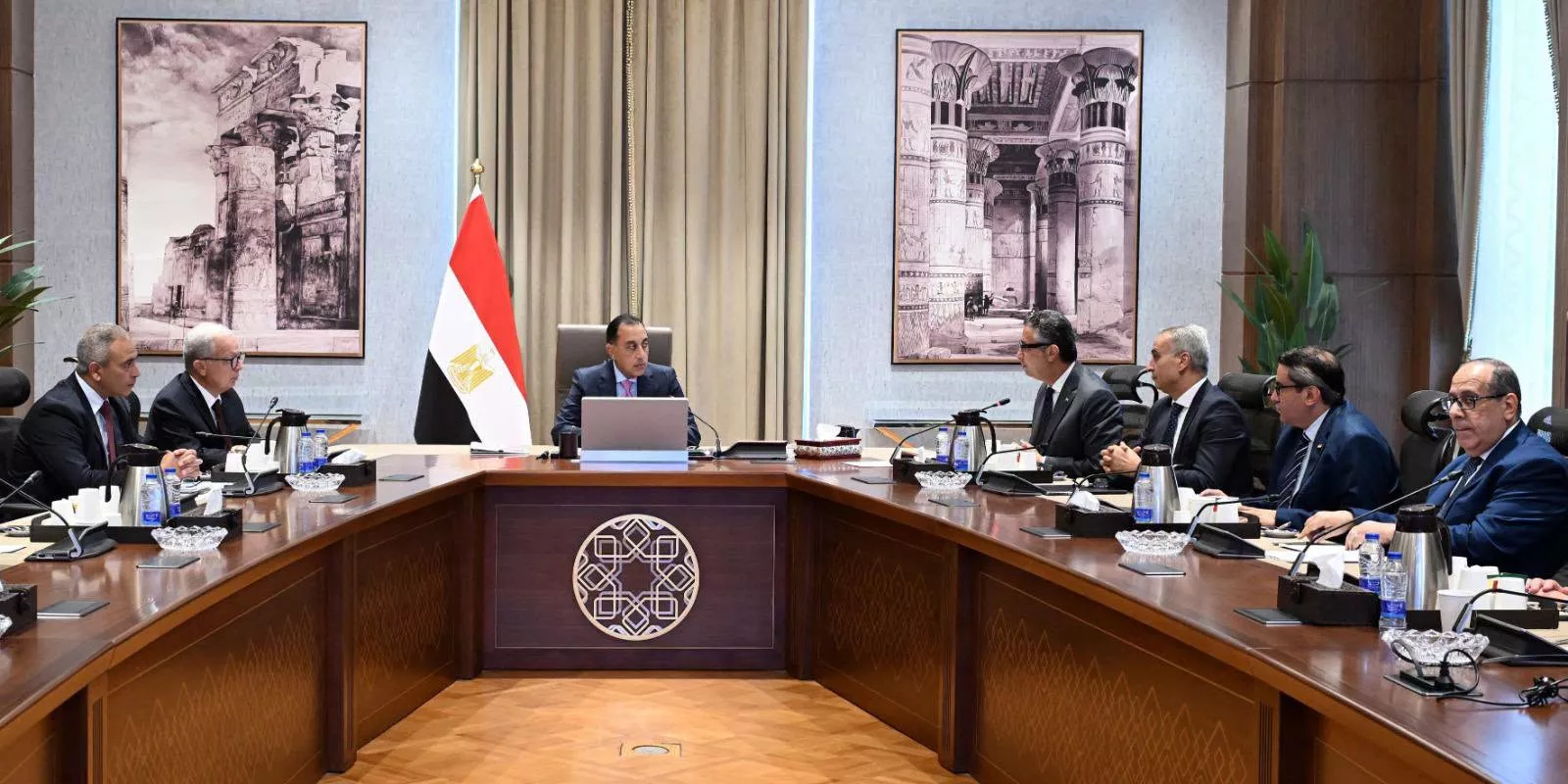 رئيس الوزراء يتابع جهود توفير السلع