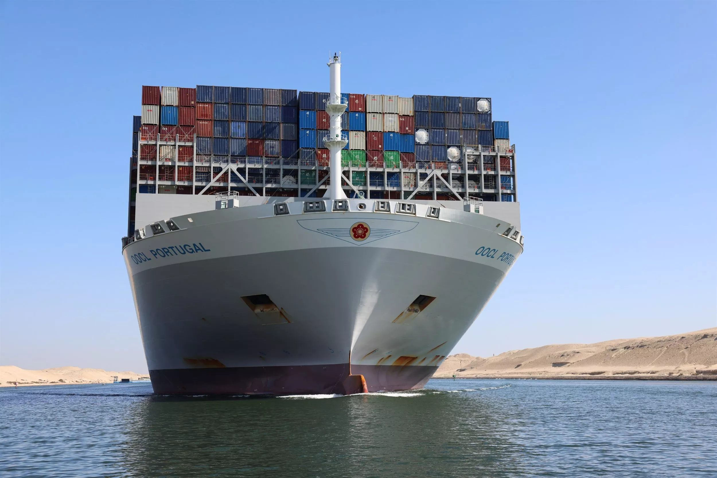 العبور الأول لسفينة الحاويات OOCl PORTUGAL 