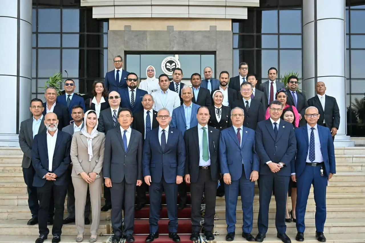 وزير الاستثمار يجتمع مع ممثلي الشركات السنغافورية