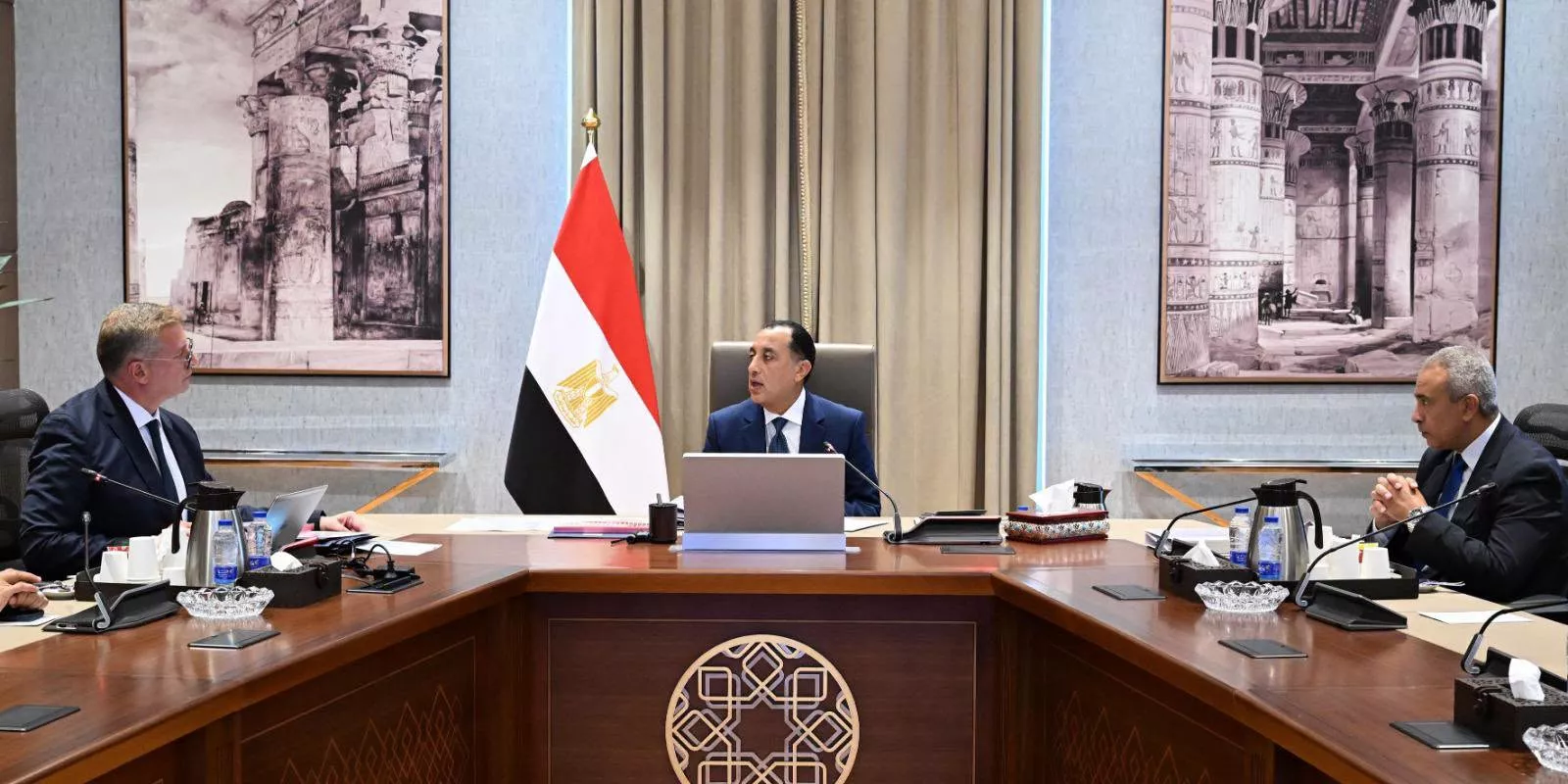 رئيس الوزراء يتابع مع وزير البترول والثروة المعدنية