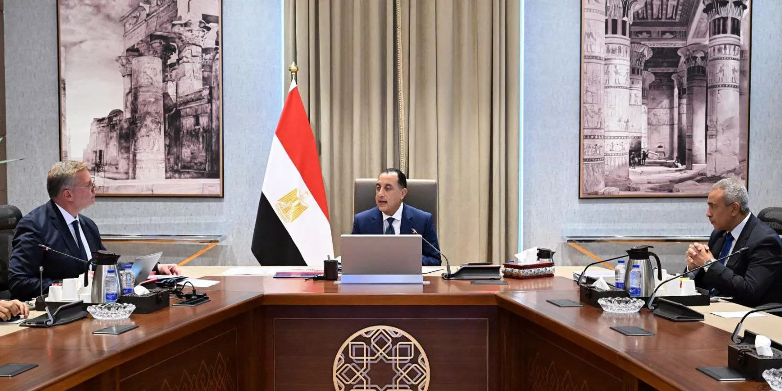 رئيس الوزراء يتابع مع وزير البترول والثروة المعدنية