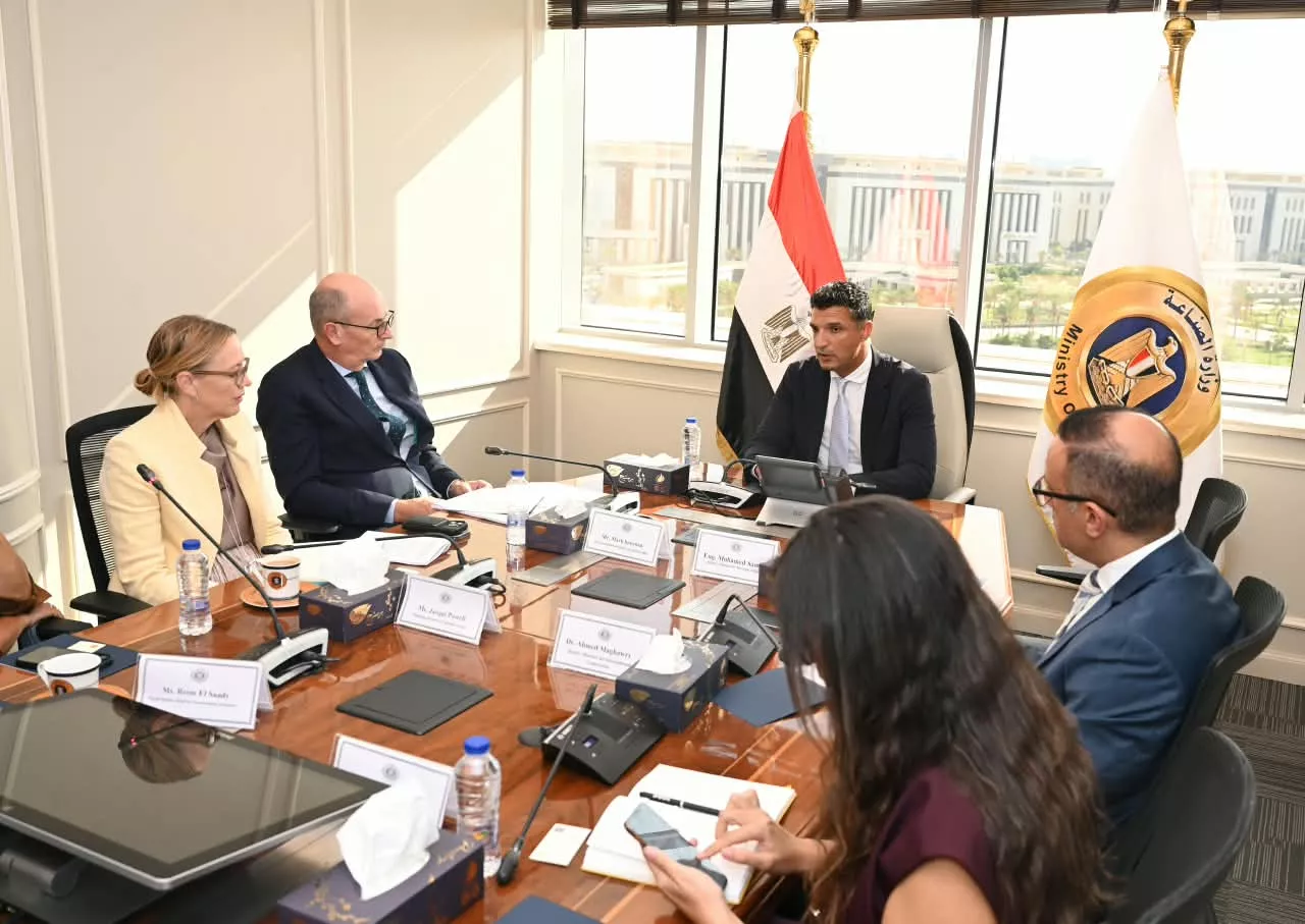 وزير الصناعة يجتمع مع وفد البنك الأوروبي لإعادة الإعمار والتنمية 